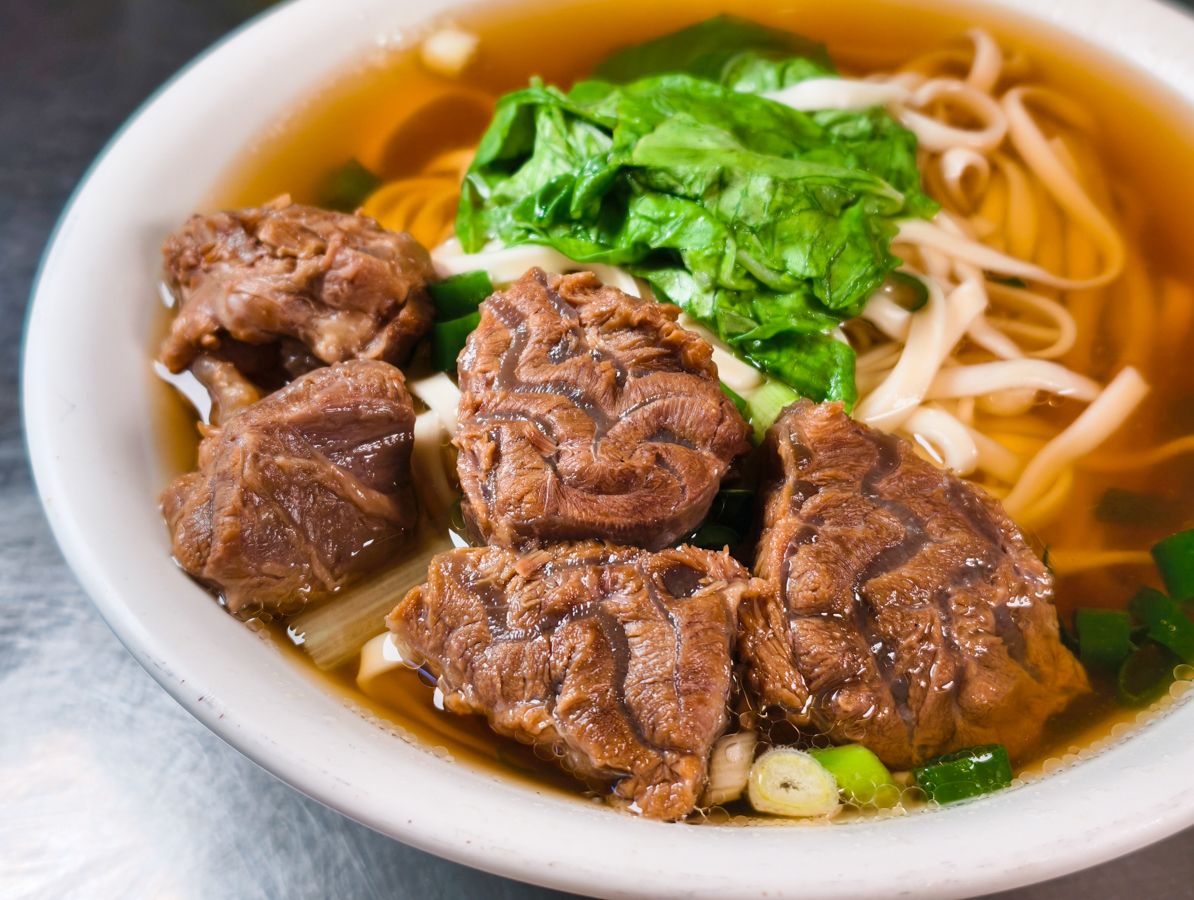 [高雄]老余麵館-鹽水鴨和滷味超強的高雄牛肉麵店!40年楠梓人氣麵店 @美食好芃友（芃芃）