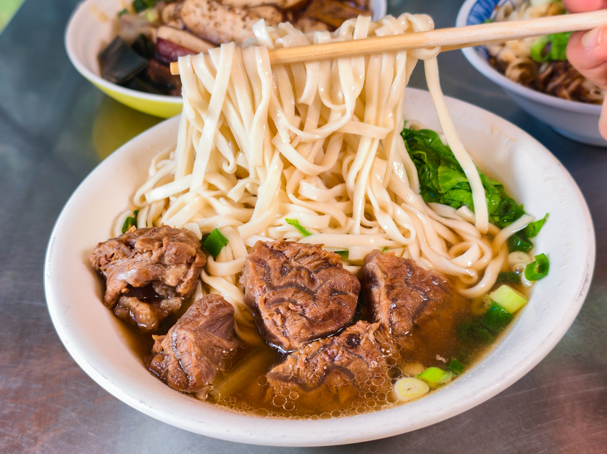 [高雄]老余麵館-鹽水鴨和滷味超強的高雄牛肉麵店!40年楠梓人氣麵店 @美食好芃友（芃芃）