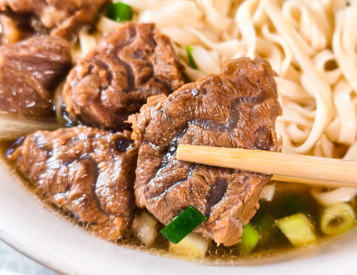 [高雄]老余麵館-鹽水鴨和滷味超強的高雄牛肉麵店!40年楠梓人氣麵店 @美食好芃友（芃芃）
