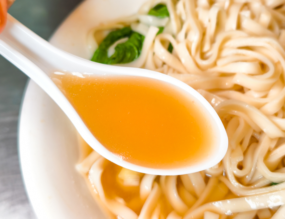 [高雄]老余麵館-鹽水鴨和滷味超強的高雄牛肉麵店!40年楠梓人氣麵店 @美食好芃友（芃芃）