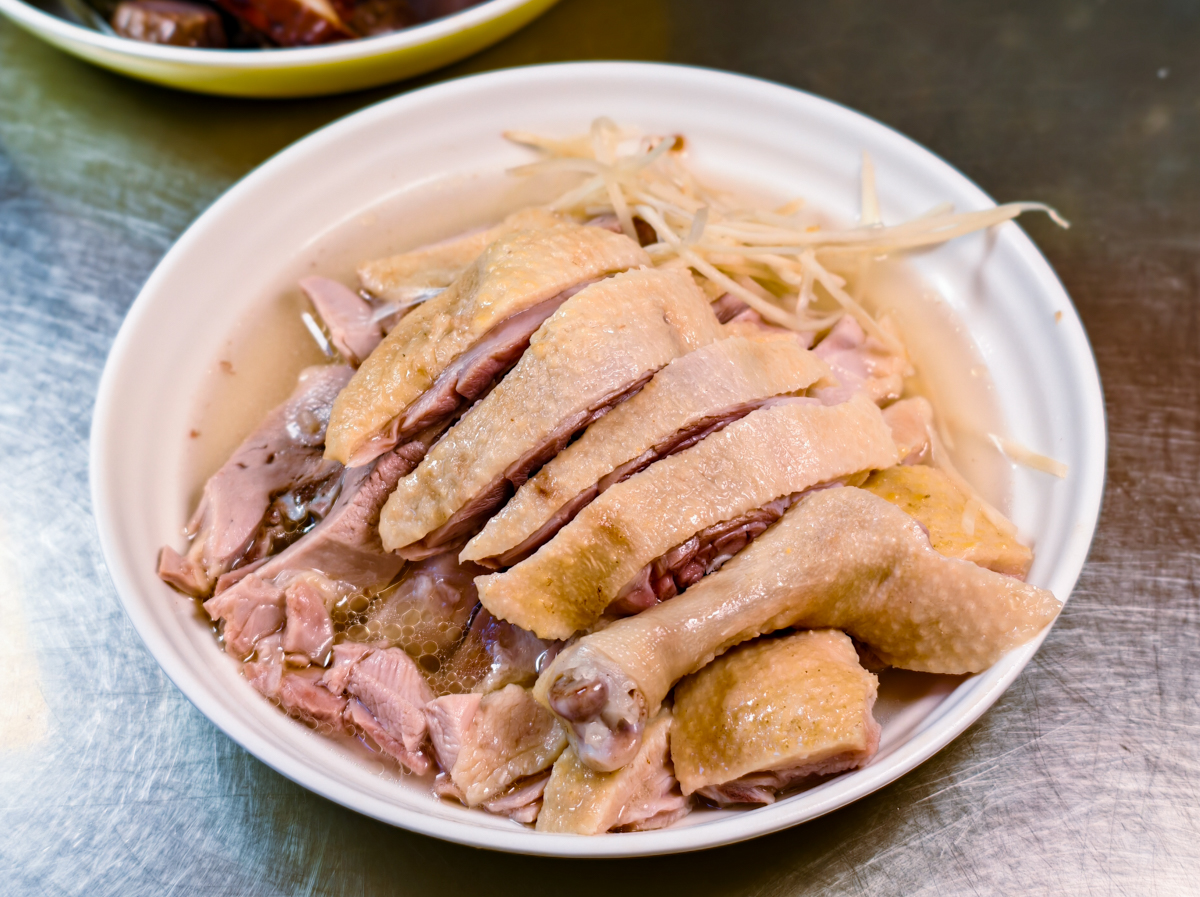 [高雄]老余麵館-鹽水鴨和滷味超強的高雄牛肉麵店!40年楠梓人氣麵店 @美食好芃友（芃芃）
