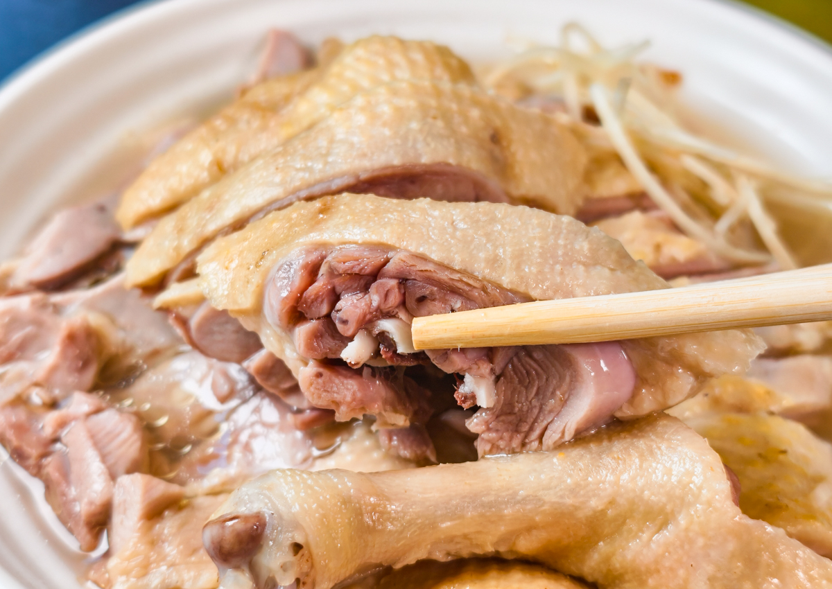 [高雄]老余麵館-鹽水鴨和滷味超強的高雄牛肉麵店!40年楠梓人氣麵店 @美食好芃友（芃芃）