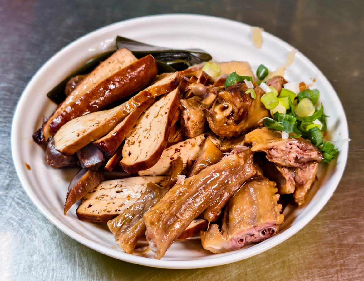 [高雄]老余麵館-鹽水鴨和滷味超強的高雄牛肉麵店!40年楠梓人氣麵店 @美食好芃友（芃芃）