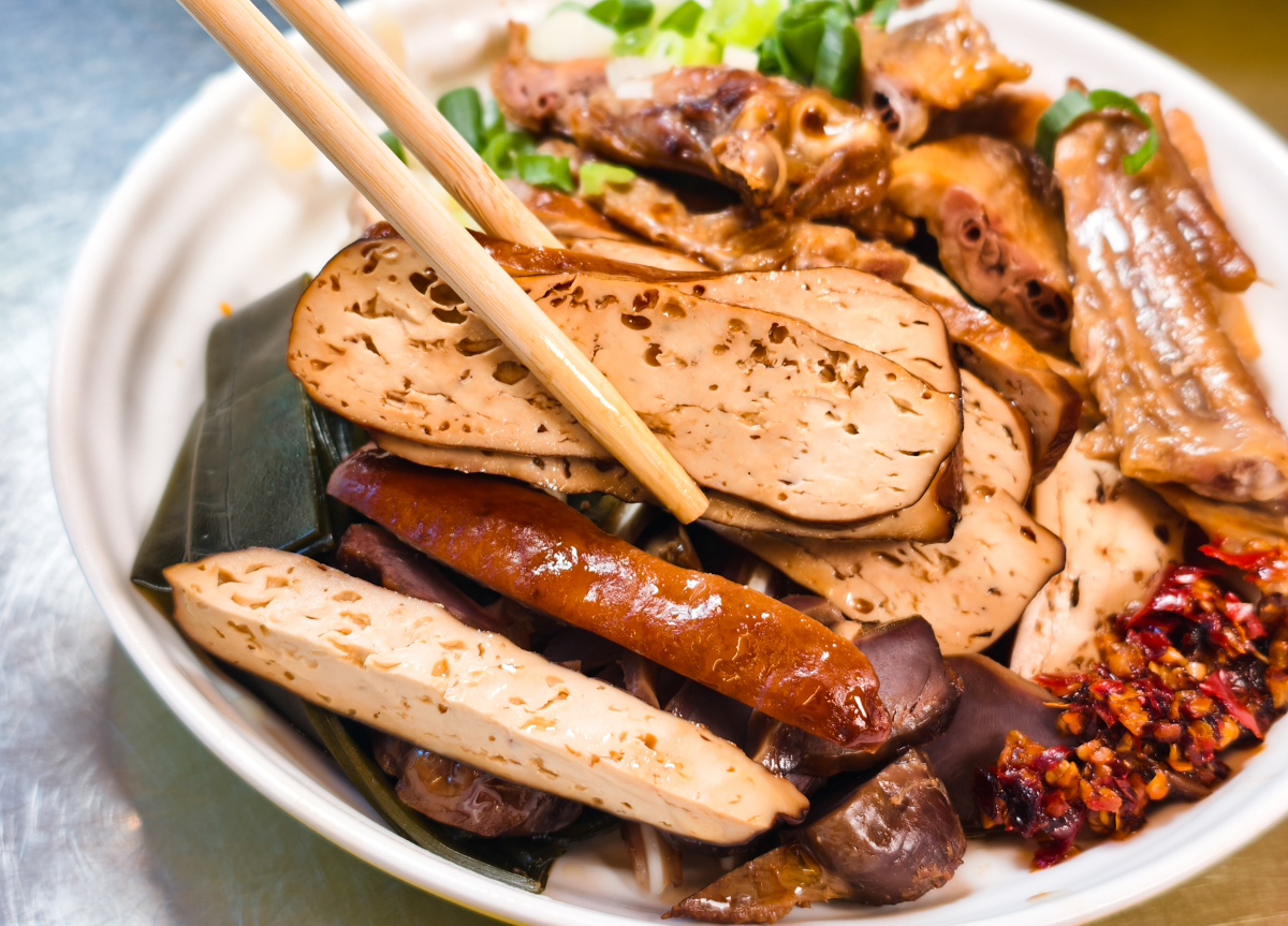 [高雄]老余麵館-鹽水鴨和滷味超強的高雄牛肉麵店!40年楠梓人氣麵店 @美食好芃友（芃芃）