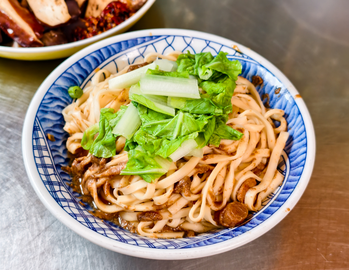 [高雄]老余麵館-鹽水鴨和滷味超強的高雄牛肉麵店!40年楠梓人氣麵店 @美食好芃友（芃芃）
