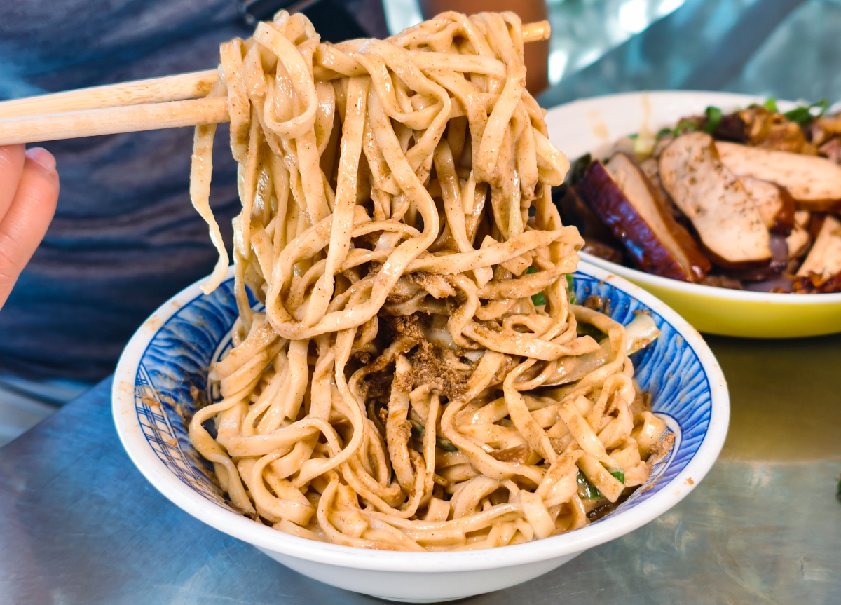 [高雄]老余麵館-鹽水鴨和滷味超強的高雄牛肉麵店!40年楠梓人氣麵店 @美食好芃友（芃芃）