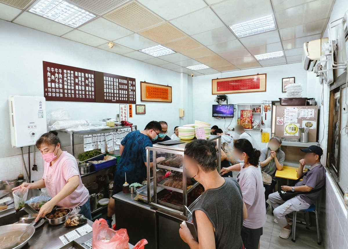 [高雄]老余麵館-鹽水鴨和滷味超強的高雄牛肉麵店!40年楠梓人氣麵店 @美食好芃友（芃芃）