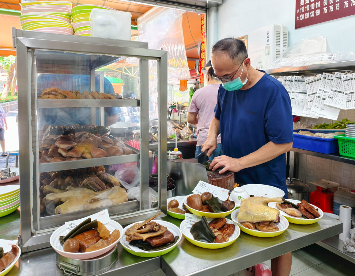 [高雄]老余麵館-鹽水鴨和滷味超強的高雄牛肉麵店!40年楠梓人氣麵店 @美食好芃友（芃芃）