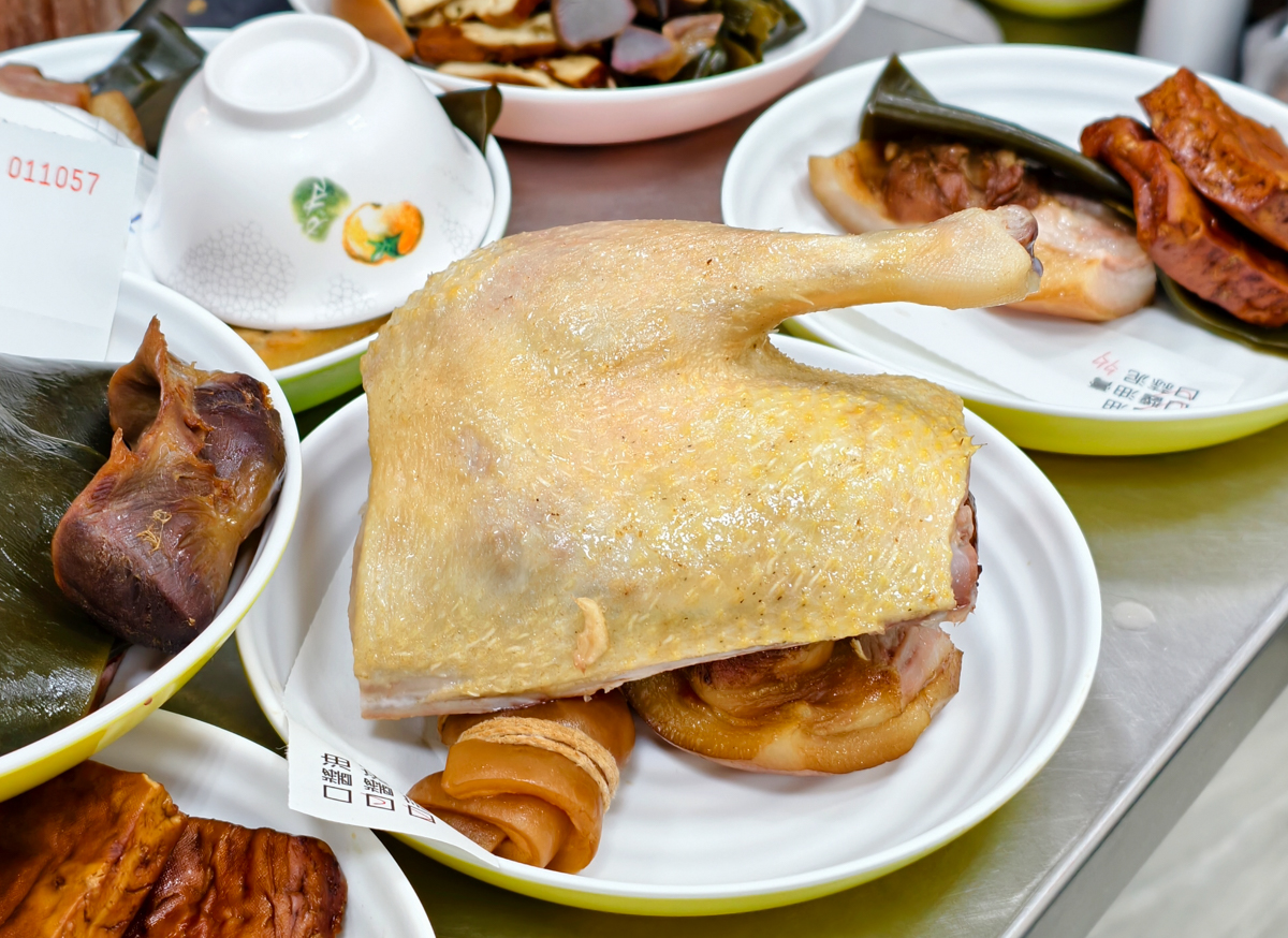 [高雄]老余麵館-鹽水鴨和滷味超強的高雄牛肉麵店!40年楠梓人氣麵店 @美食好芃友（芃芃）
