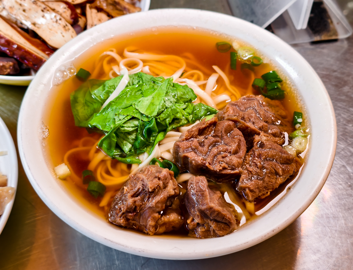 [高雄]老余麵館-鹽水鴨和滷味超強的高雄牛肉麵店!40年楠梓人氣麵店 @美食好芃友（芃芃）