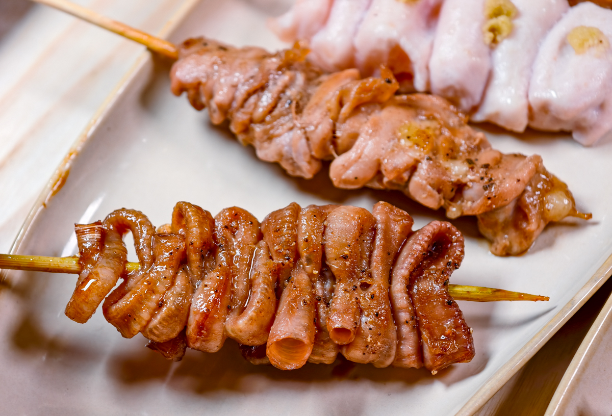 [高雄]TORI+ 燒鳥專賣店-高雄巨蛋商圈人氣居酒屋!牧場開的好吃燒鳥店! @美食好芃友（芃芃）