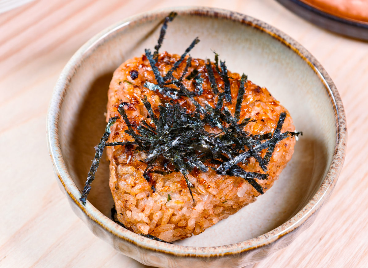 [高雄]TORI+ 燒鳥專賣店-高雄巨蛋商圈人氣居酒屋!牧場開的好吃燒鳥店! @美食好芃友（芃芃）