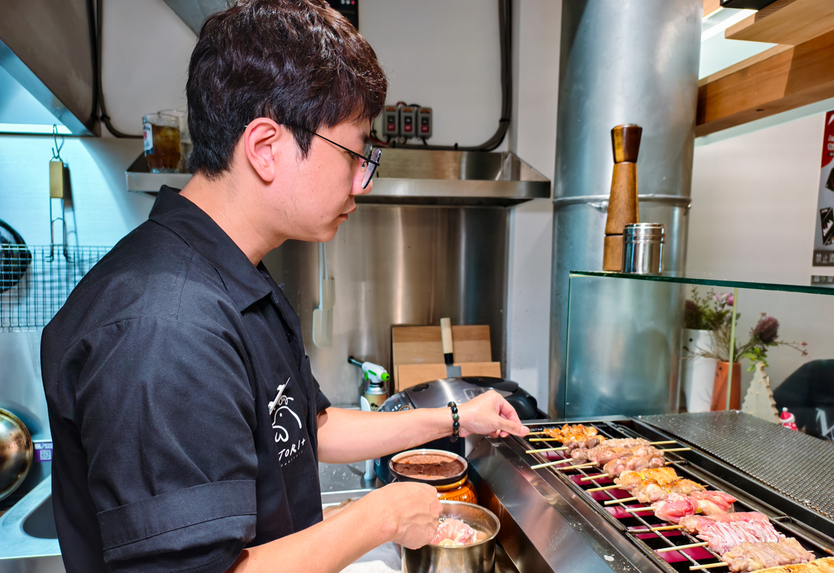 [高雄]TORI+ 燒鳥專賣店-高雄巨蛋商圈人氣居酒屋!牧場開的好吃燒鳥店! @美食好芃友（芃芃）