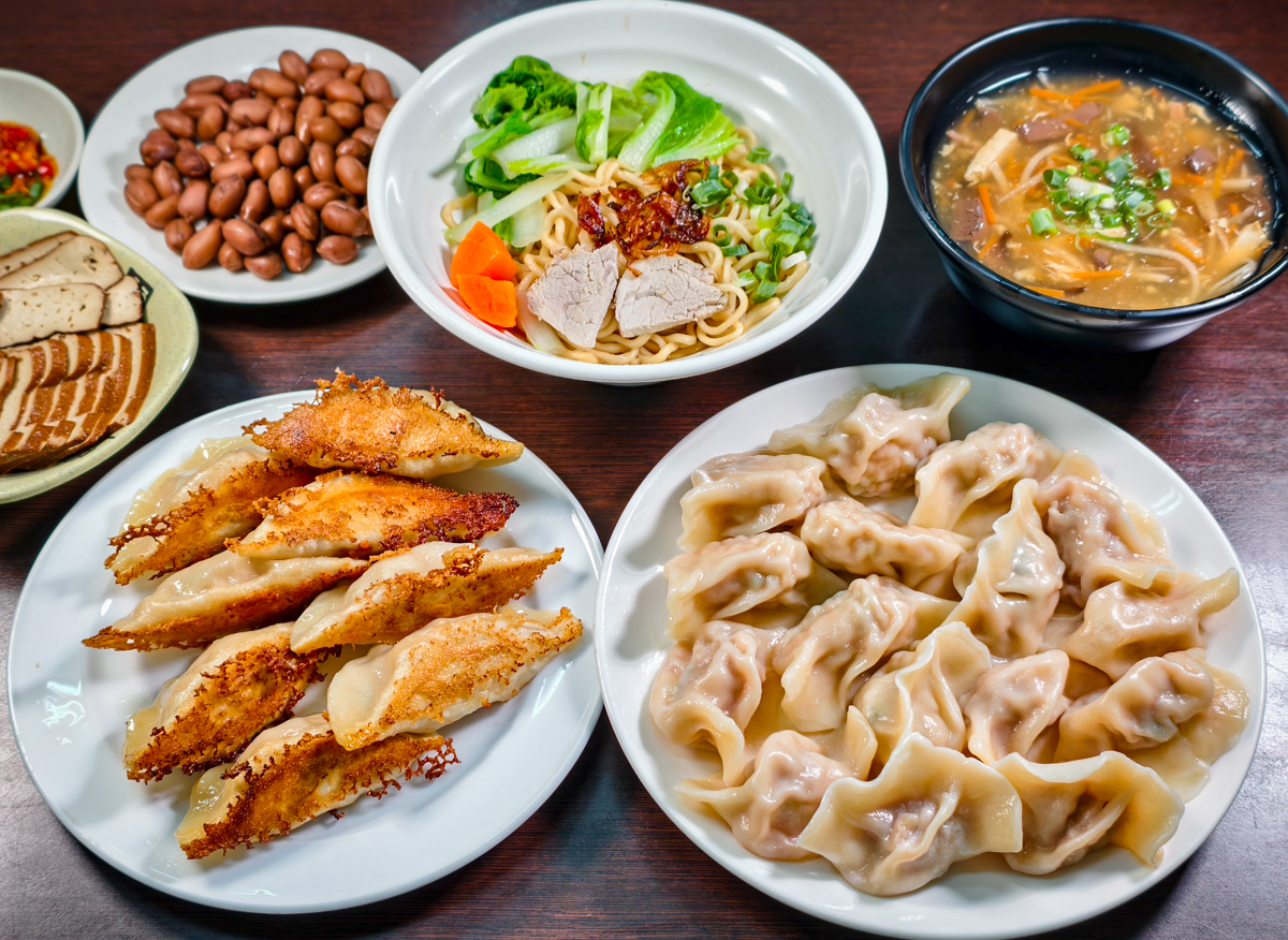 [高雄美食]董家眷村口味食堂- 左營隱藏版!爆汁韭黃鍋貼超欠吃 x 大顆飽滿眷村手工水餃! @美食好芃友（芃芃）