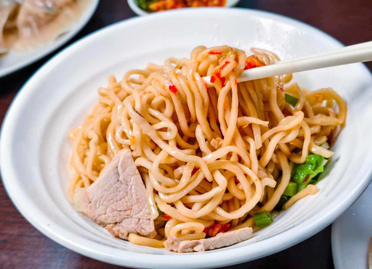 [高雄美食]董家眷村口味食堂- 左營隱藏版!爆汁韭黃鍋貼超欠吃 x 大顆飽滿眷村手工水餃! @美食好芃友（芃芃）