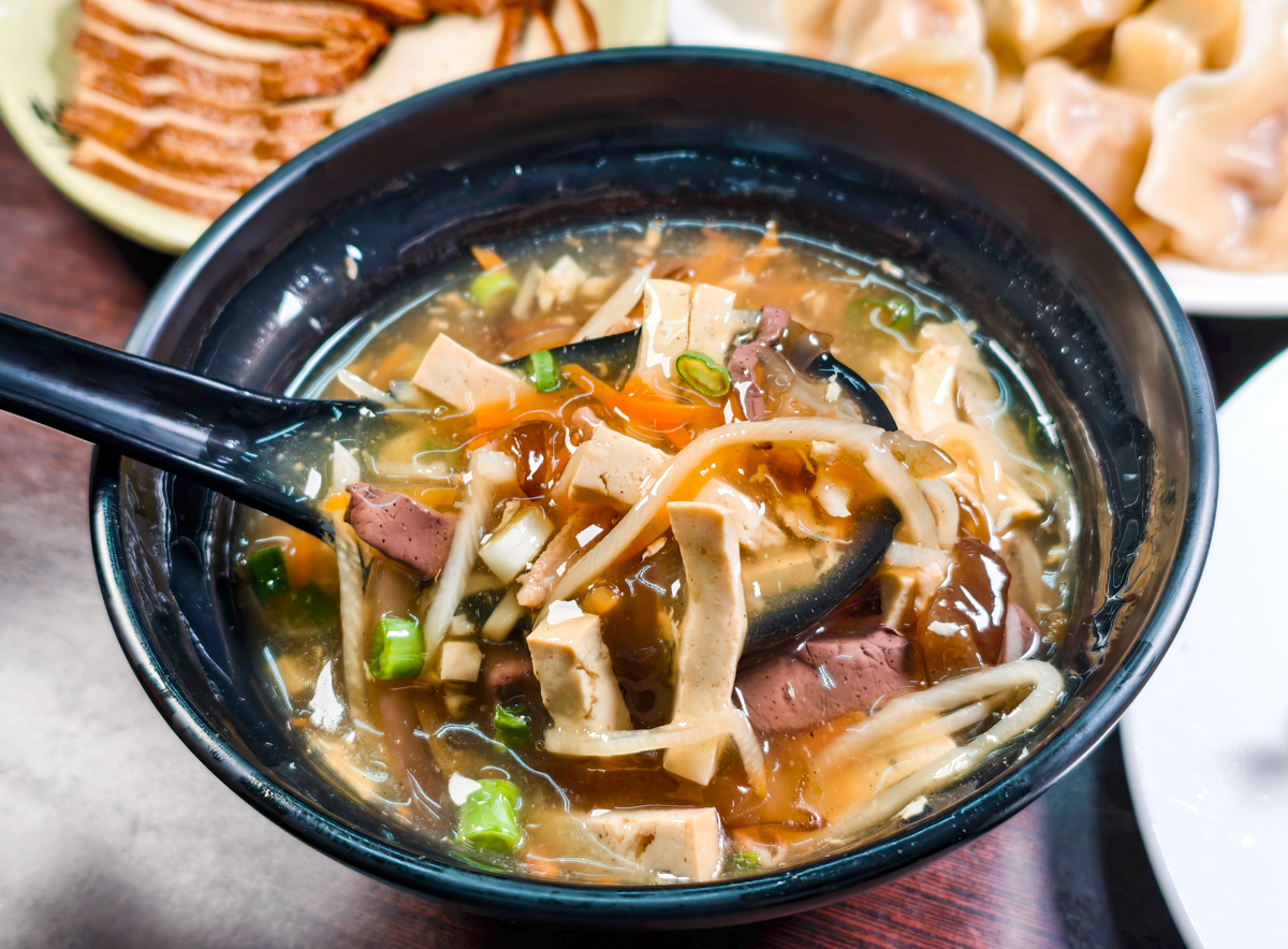[高雄美食]董家眷村口味食堂- 左營隱藏版!爆汁韭黃鍋貼超欠吃 x 大顆飽滿眷村手工水餃! @美食好芃友（芃芃）