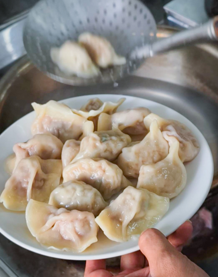 [高雄美食]董家眷村口味食堂- 左營隱藏版!爆汁韭黃鍋貼超欠吃 x 大顆飽滿眷村手工水餃! @美食好芃友（芃芃）