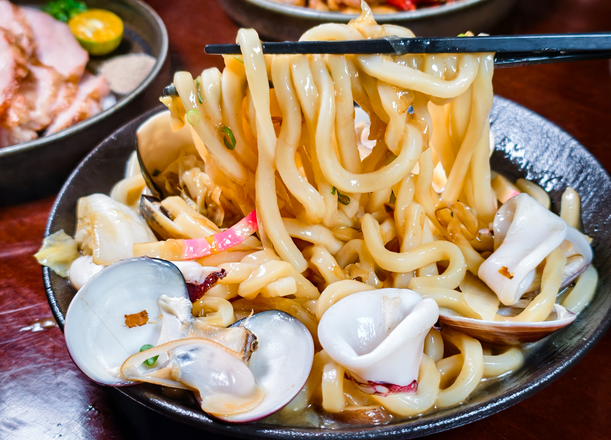 [高雄]釜味人心-鼎中路超人氣!厲害又划算高雄釜飯~還有多樣好吃熱炒、超濃雞白湯!三民區聚餐餐廳推薦 @美食好芃友（芃芃）