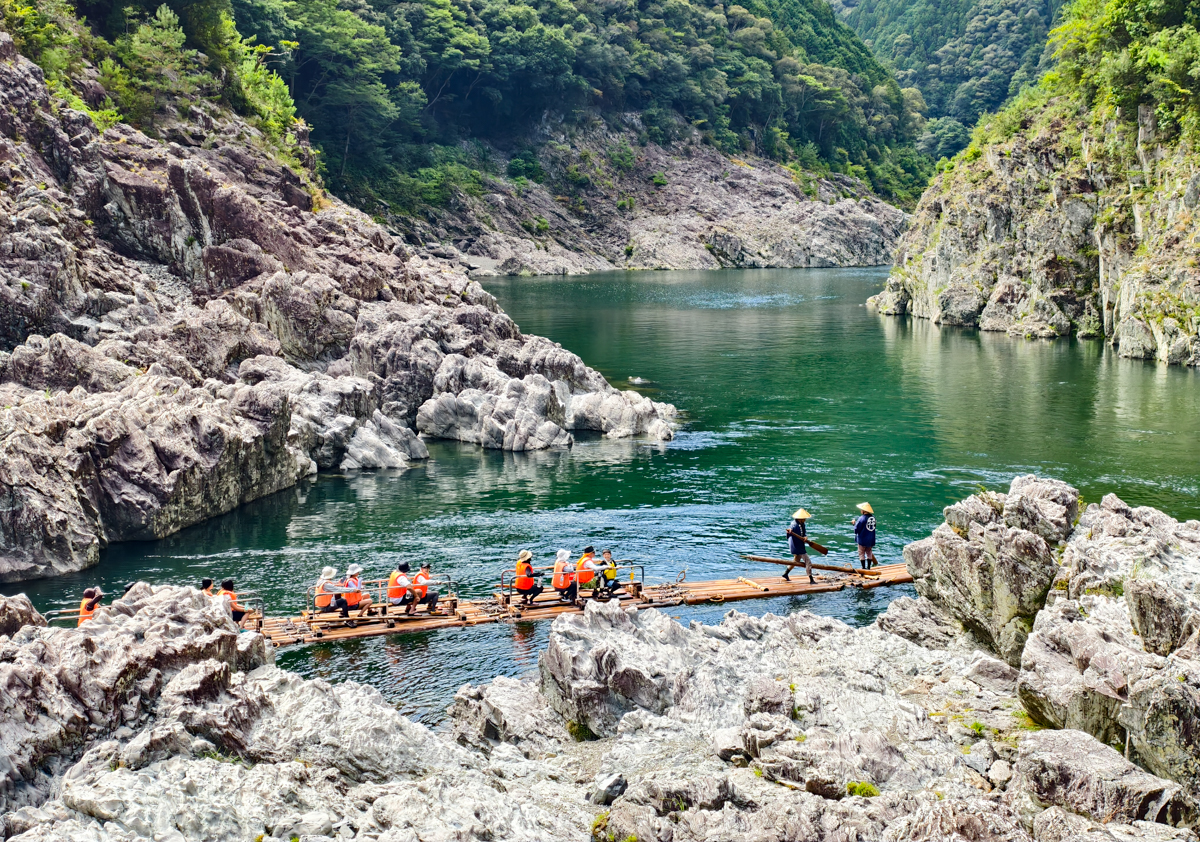 日本唯一!傳承600年極限激流!和歌山北山川觀光木筏泛舟：預約、交通與全濕激流體驗 @美食好芃友（芃芃）