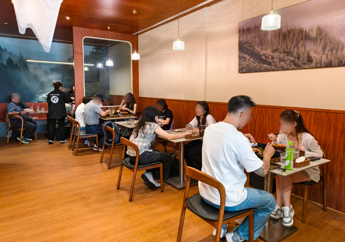 [高雄]究鶴餐館-高雄凹子底巨蛋人氣聚餐餐廳!賣爆20000碗高雄最強蒜味鮮蝦飯~ @美食好芃友（芃芃）