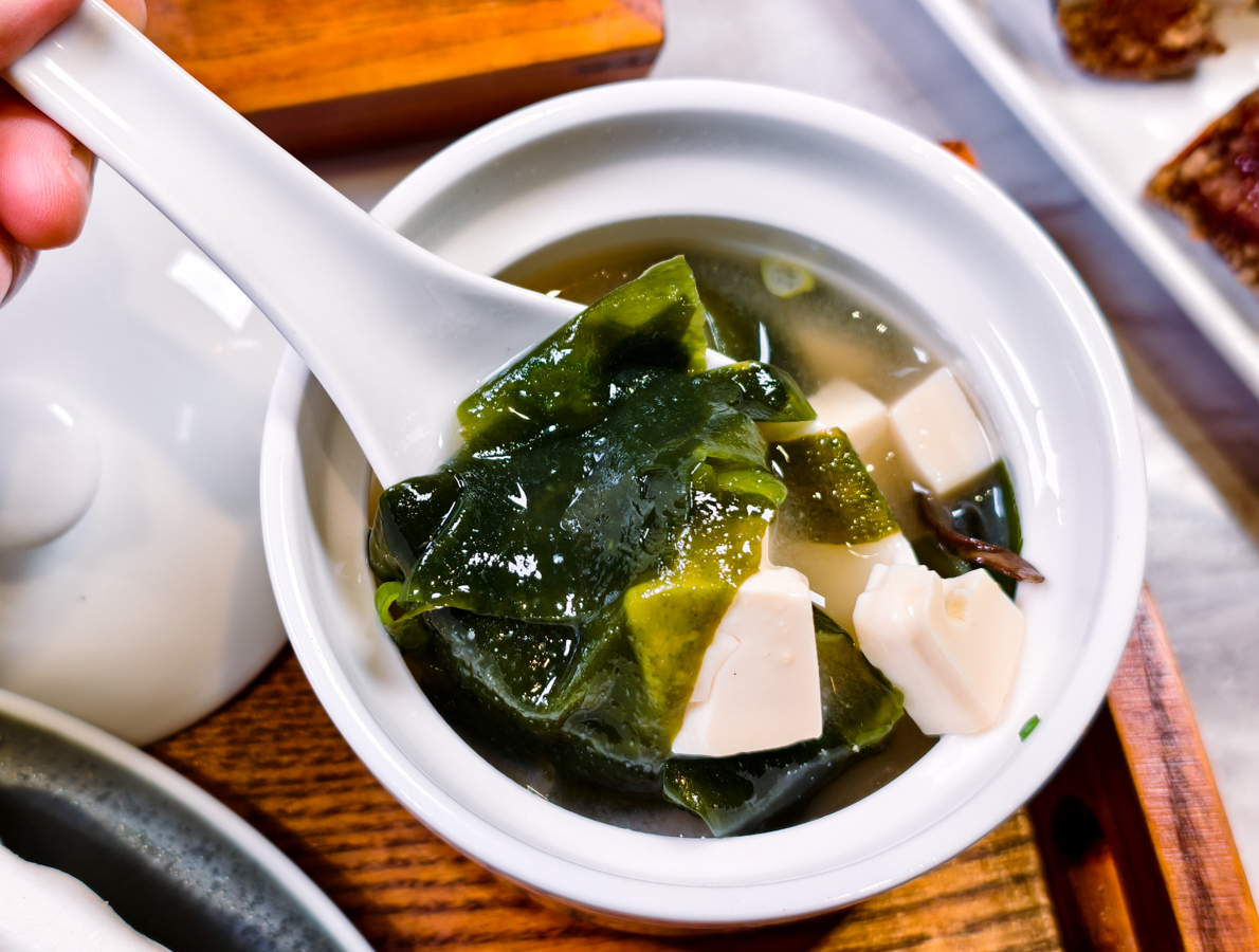 [高雄]麟粥宮-高雄文山特區全新中式定食!298元起大份量主食、豐富小菜和湯品! @美食好芃友（芃芃）