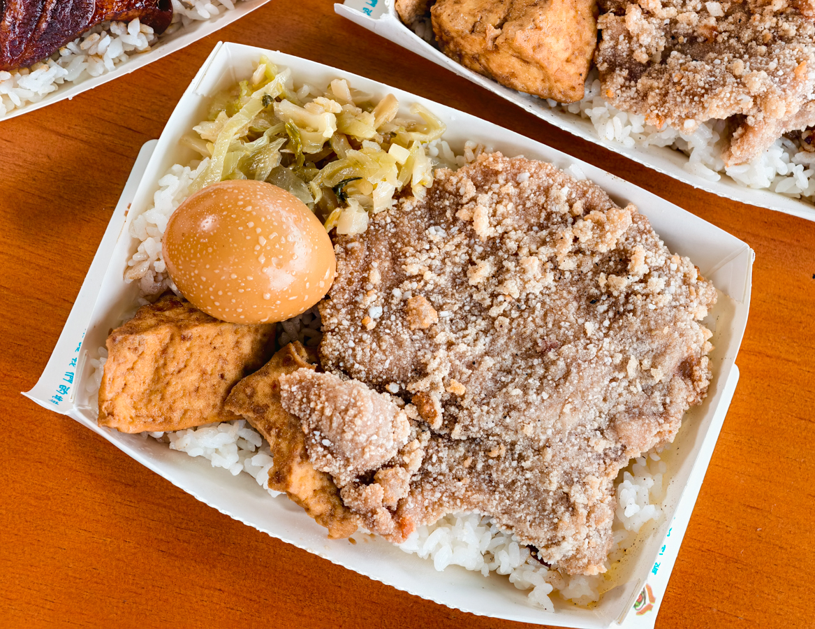 [高雄]打狗川古早味什菜-傳承阿嬤味什菜~超大現炸古早味排骨飯85元有夠扯! @美食好芃友（芃芃）