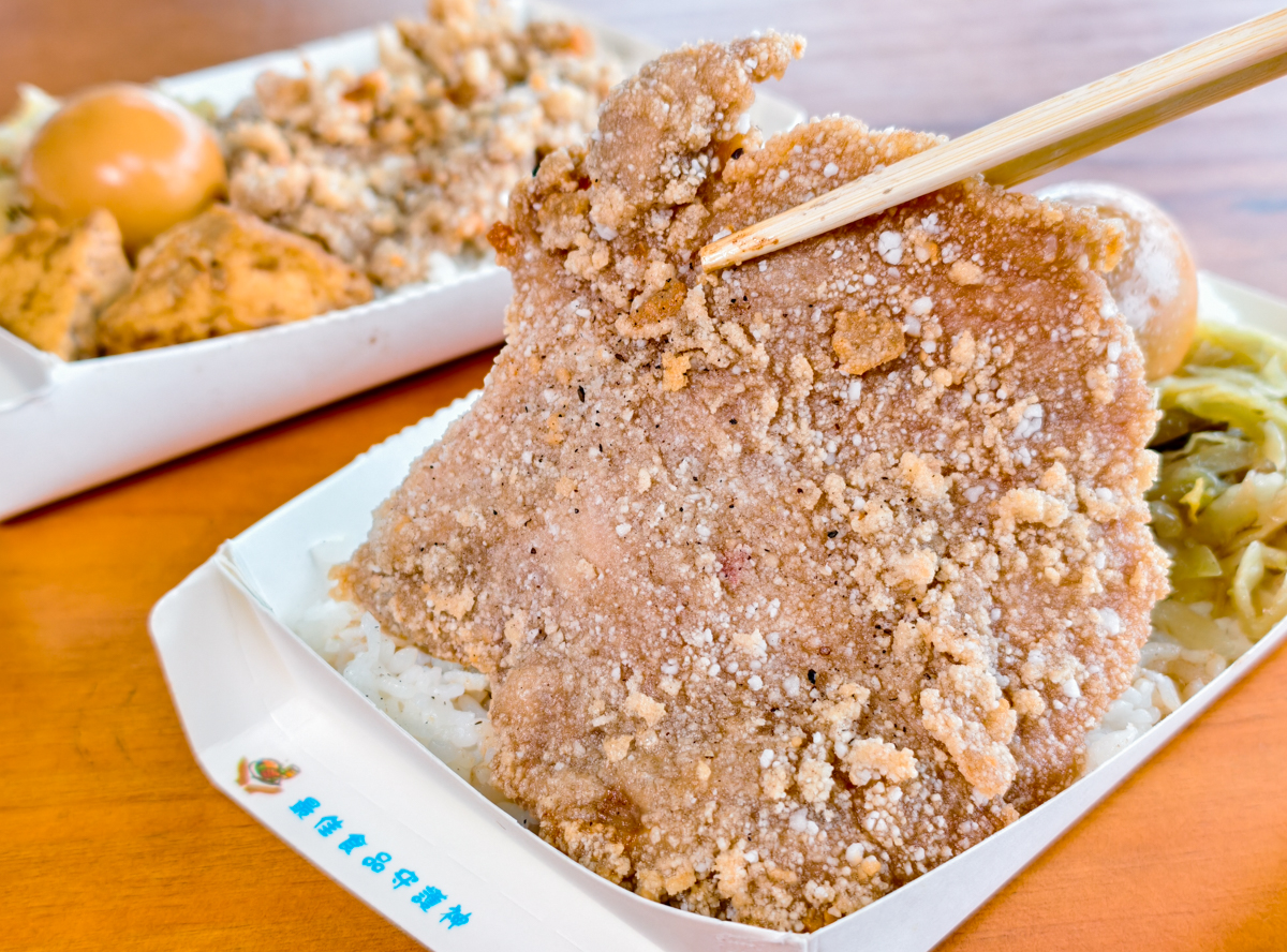 [高雄]打狗川古早味什菜-傳承阿嬤味什菜~超大現炸古早味排骨飯85元有夠扯! @美食好芃友（芃芃）