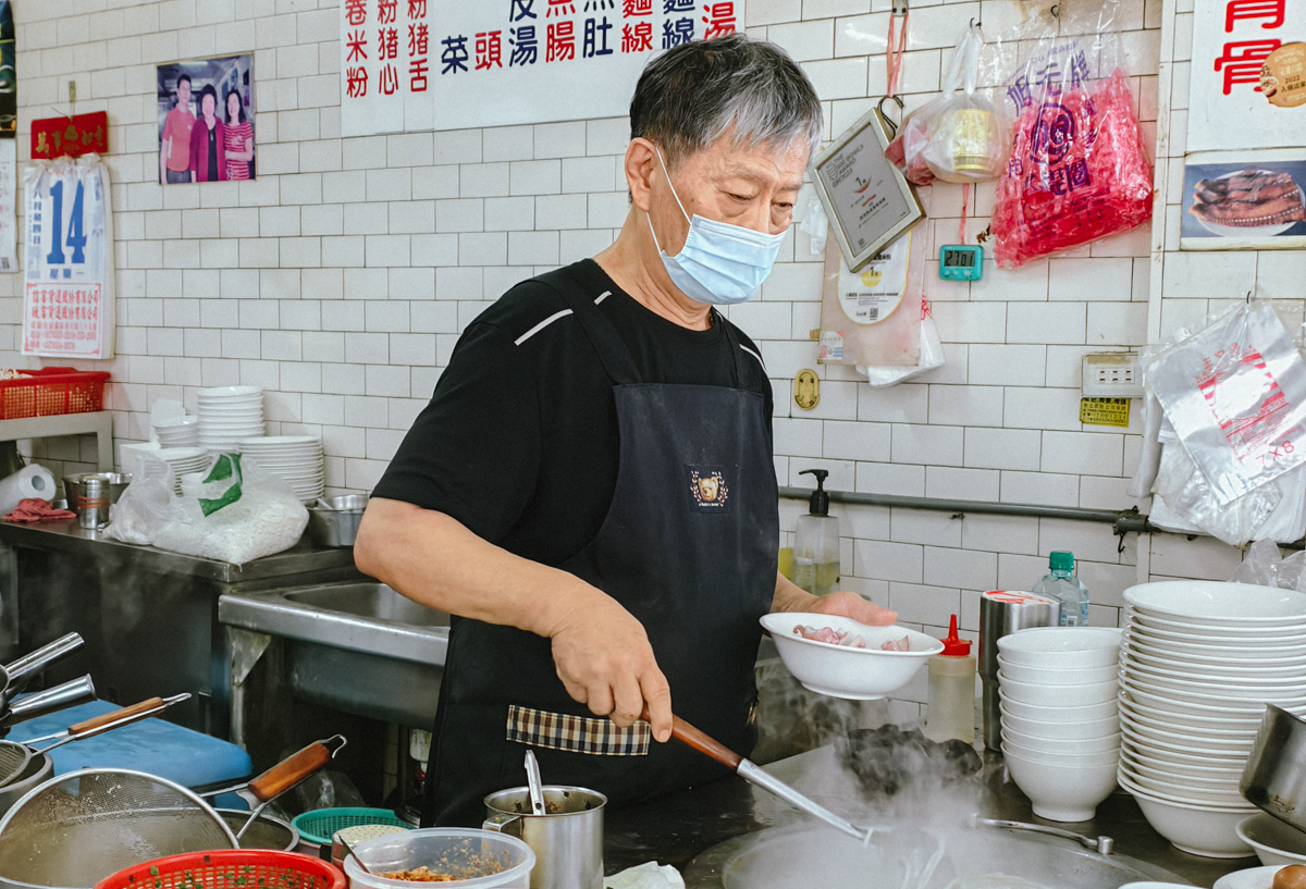[高雄]阿忠米粉湯-傳承三代70年無招牌鹽埕區小捲米粉湯!必點限量煎魚背骨、炸小捲 @美食好芃友（芃芃）