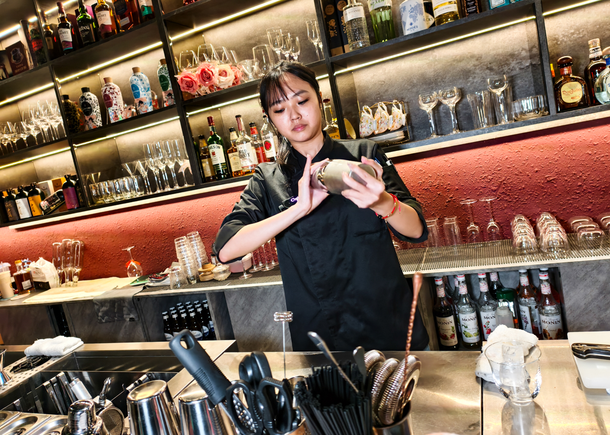 [高雄]C&rsquo;est Bon河堤店-河堤社區人氣餐館!必點牛小排義大利麵x鮭魚燉飯!微醺小酌多款調酒 @美食好芃友（芃芃）
