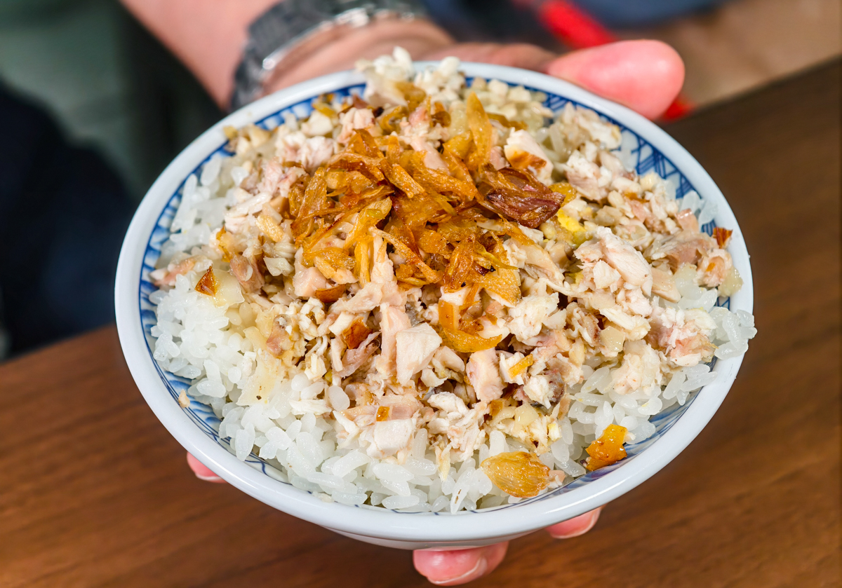 [高雄]阿欽師山雞飯旗山店-還沒開店就排隊!老饕必點刀剁雙色山雞飯~大推來個極致爆汁的煙燻雞切盤、 @美食好芃友（芃芃）