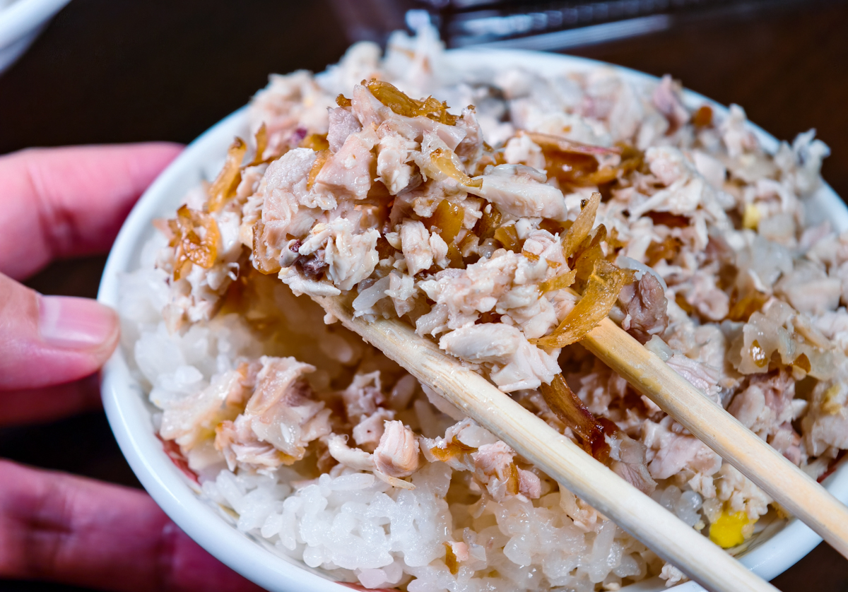 [高雄]阿欽師山雞飯旗山店-還沒開店就排隊!老饕必點刀剁雙色山雞飯~大推來個極致爆汁的煙燻雞切盤、 @美食好芃友（芃芃）