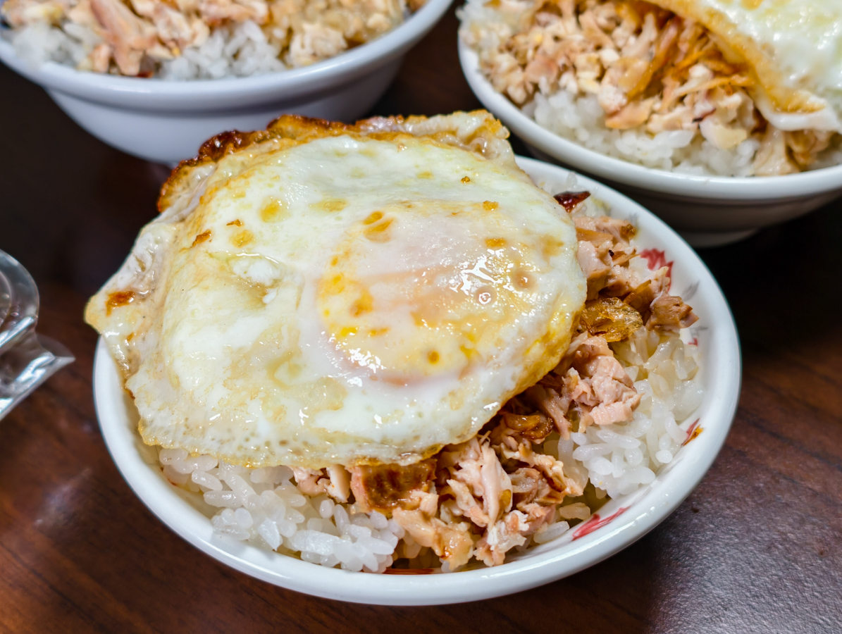[高雄]阿欽師山雞飯旗山店-還沒開店就排隊!老饕必點刀剁雙色山雞飯~大推來個極致爆汁的煙燻雞切盤、 @美食好芃友（芃芃）