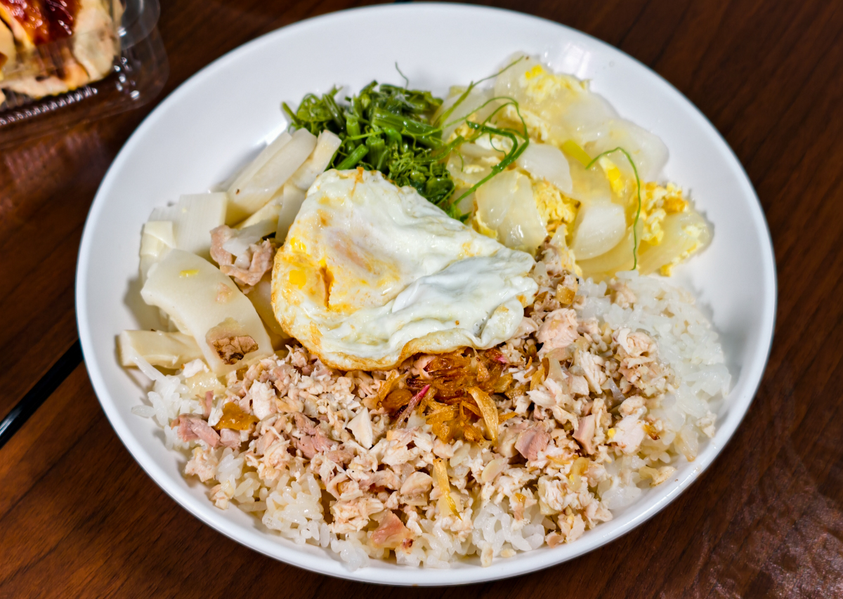 [高雄]阿欽師山雞飯旗山店-還沒開店就排隊!老饕必點刀剁雙色山雞飯~大推來個極致爆汁的煙燻雞切盤、 @美食好芃友（芃芃）