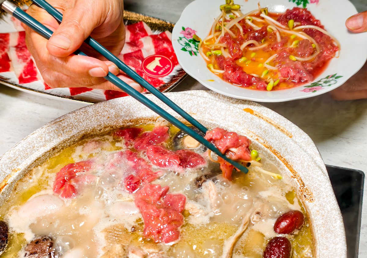 [高雄]春囍打邊爐-港式大排檔熱炒搬進火鍋店?必點滿滿料得獎湯底「黃金鮑胡椒雞煲鍋」 @美食好芃友（芃芃）
