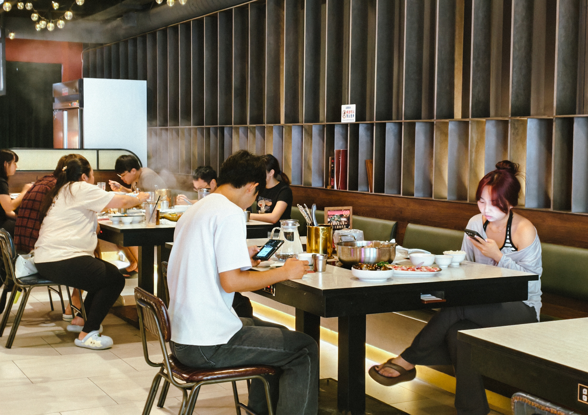 [高雄]春囍打邊爐-港式大排檔熱炒搬進火鍋店?必點滿滿料得獎湯底「黃金鮑胡椒雞煲鍋」 @美食好芃友（芃芃）
