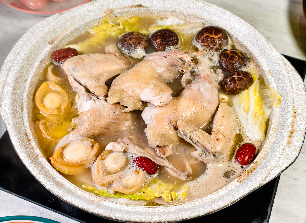 [高雄]春囍打邊爐-港式大排檔熱炒搬進火鍋店?必點滿滿料得獎湯底「黃金鮑胡椒雞煲鍋」 @美食好芃友（芃芃）