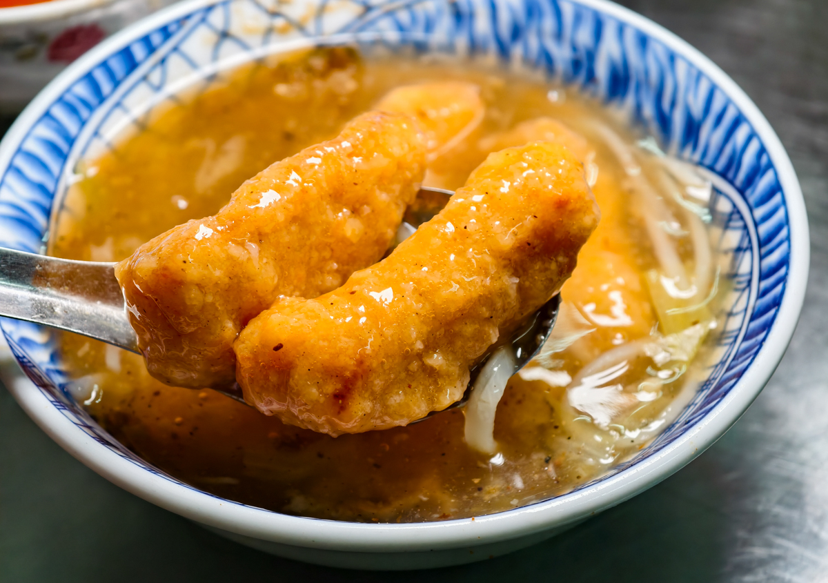 [高雄]大高雄土魠魚焿碗粿-生意最好高雄土魠魚羹老字號!炸不停的土魠魚~下雨天也在排隊 @美食好芃友（芃芃）