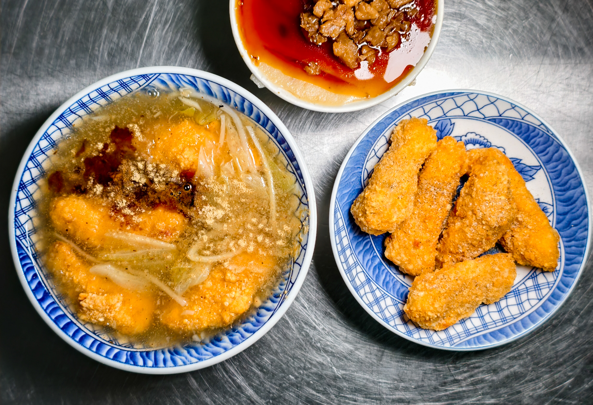 [高雄]大高雄土魠魚焿碗粿-生意最好高雄土魠魚羹老字號!炸不停的土魠魚~下雨天也在排隊 @美食好芃友（芃芃）
