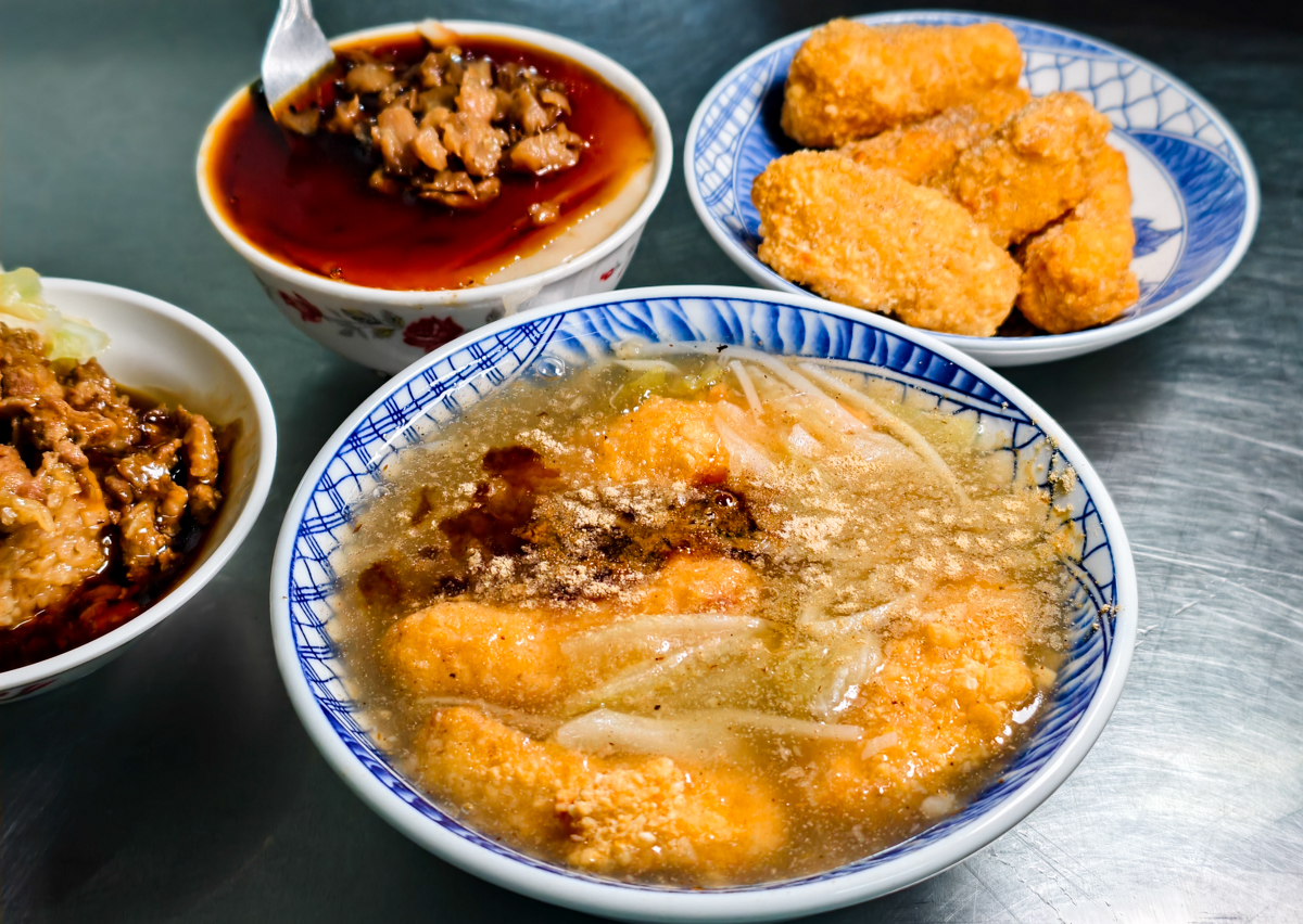 [高雄]大高雄土魠魚焿碗粿-生意最好高雄土魠魚羹老字號!炸不停的土魠魚~下雨天也在排隊 @美食好芃友（芃芃）