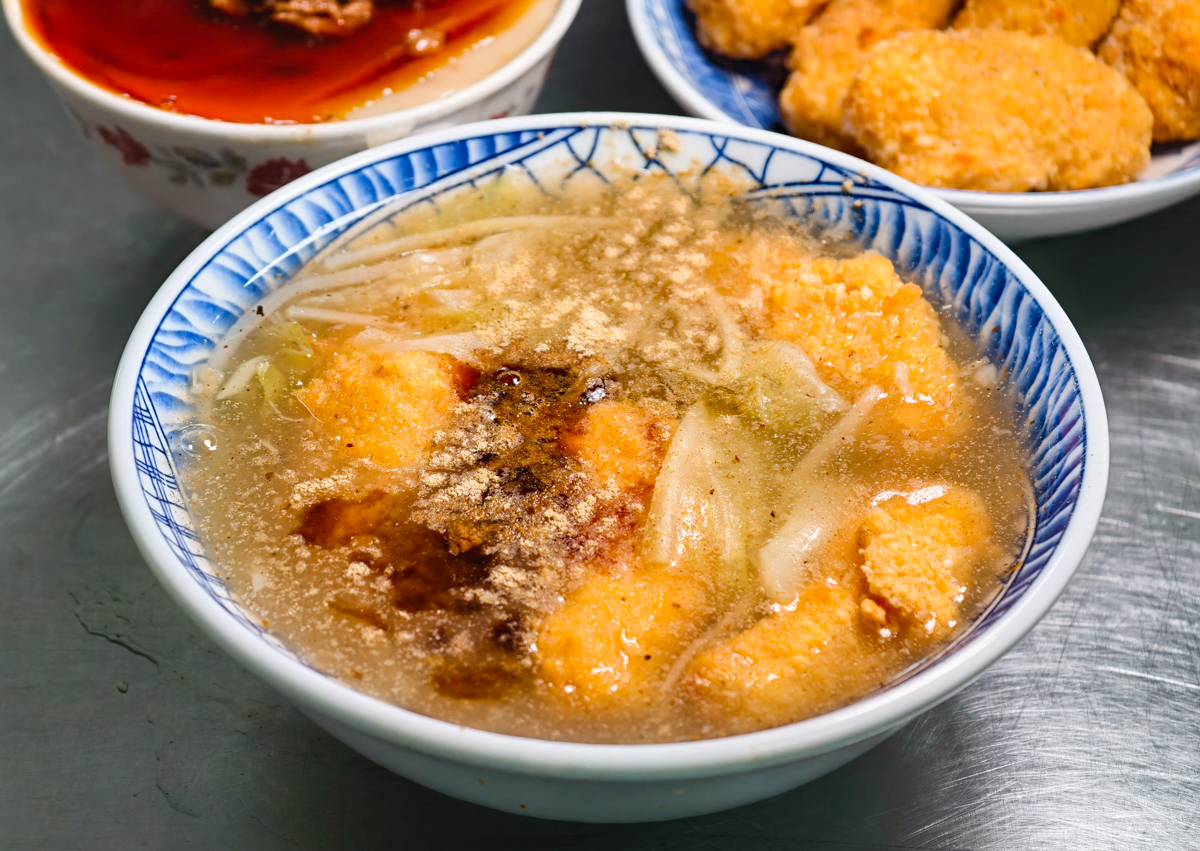 [高雄]大高雄土魠魚焿碗粿-生意最好高雄土魠魚羹老字號!炸不停的土魠魚~下雨天也在排隊 @美食好芃友（芃芃）