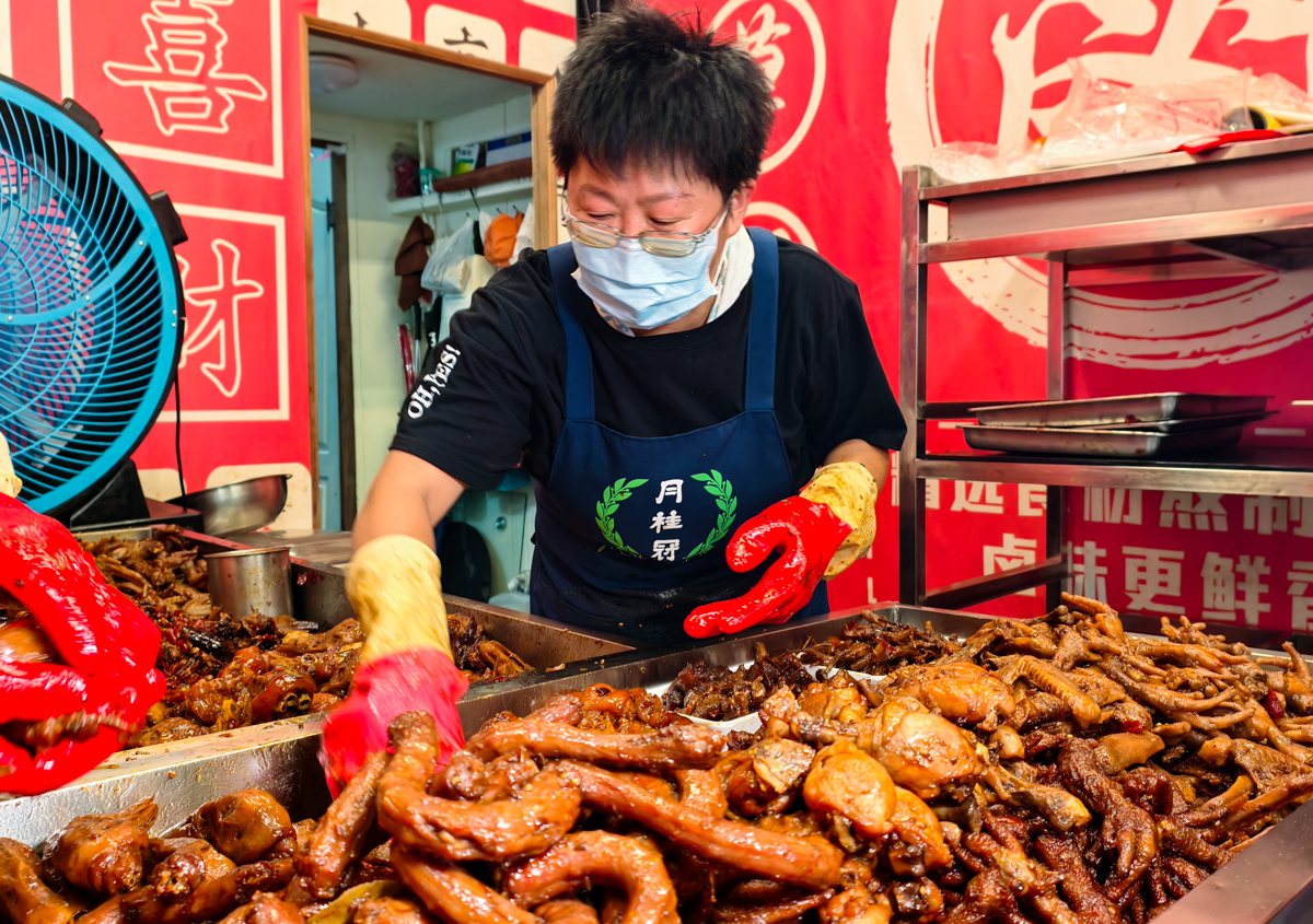 [高雄]享鹵現撈-開攤就排隊高雄麻辣冷滷味!天然辛香料滷製~大推鴨翅、虎皮鳳爪、菊花肉 @美食好芃友（芃芃）