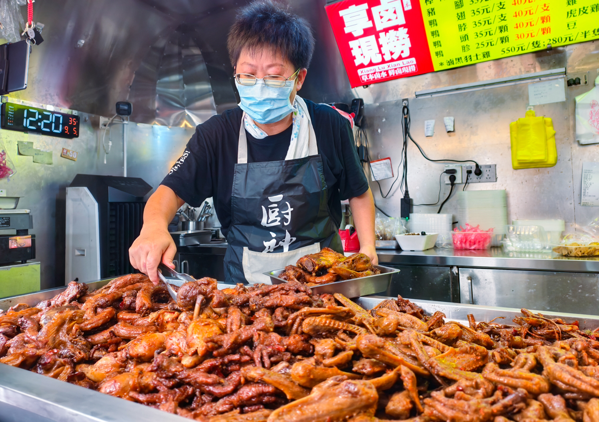 [高雄]享鹵現撈-開攤就排隊高雄麻辣冷滷味!天然辛香料滷製~大推鴨翅、虎皮鳳爪、菊花肉 @美食好芃友（芃芃）