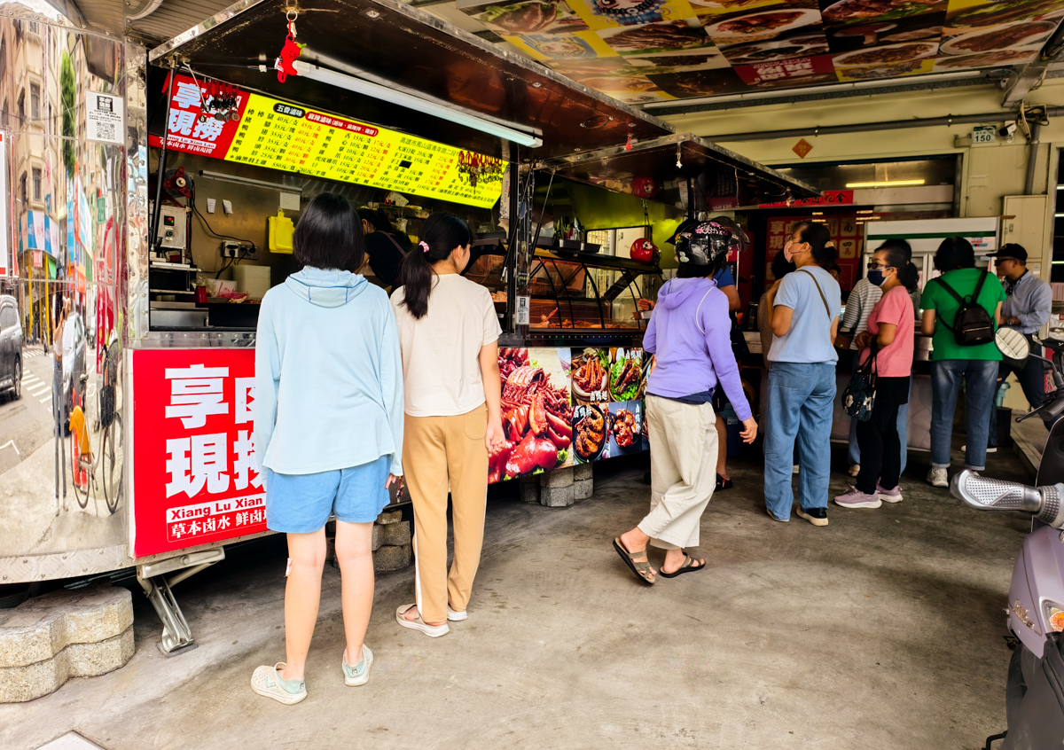 [高雄]享鹵現撈-開攤就排隊高雄麻辣冷滷味!天然辛香料滷製~大推鴨翅、虎皮鳳爪、菊花肉 @美食好芃友（芃芃）