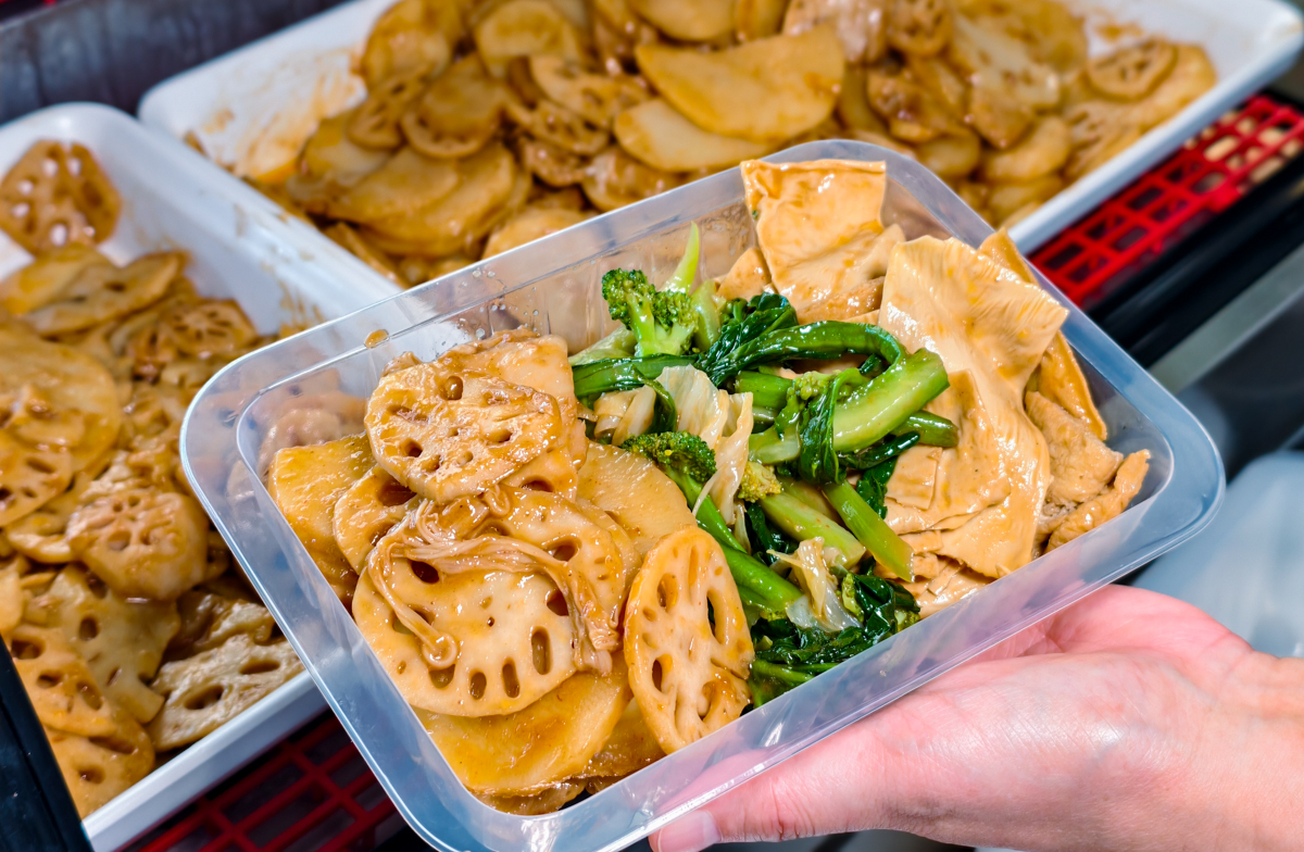 [高雄]享鹵現撈-開攤就排隊高雄麻辣冷滷味!天然辛香料滷製~大推鴨翅、虎皮鳳爪、菊花肉 @美食好芃友（芃芃）
