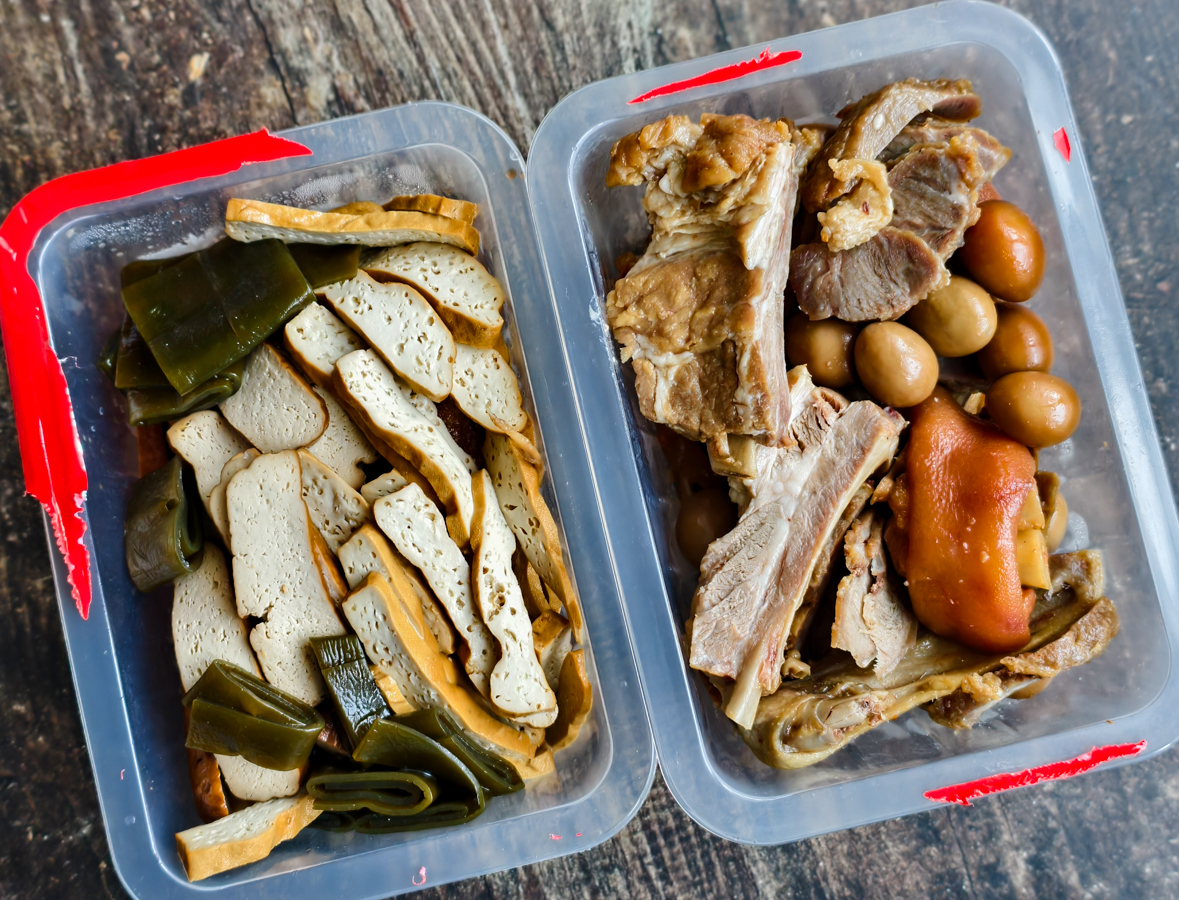 [高雄]享鹵現撈-開攤就排隊高雄麻辣冷滷味!天然辛香料滷製~大推鴨翅、虎皮鳳爪、菊花肉 @美食好芃友（芃芃）