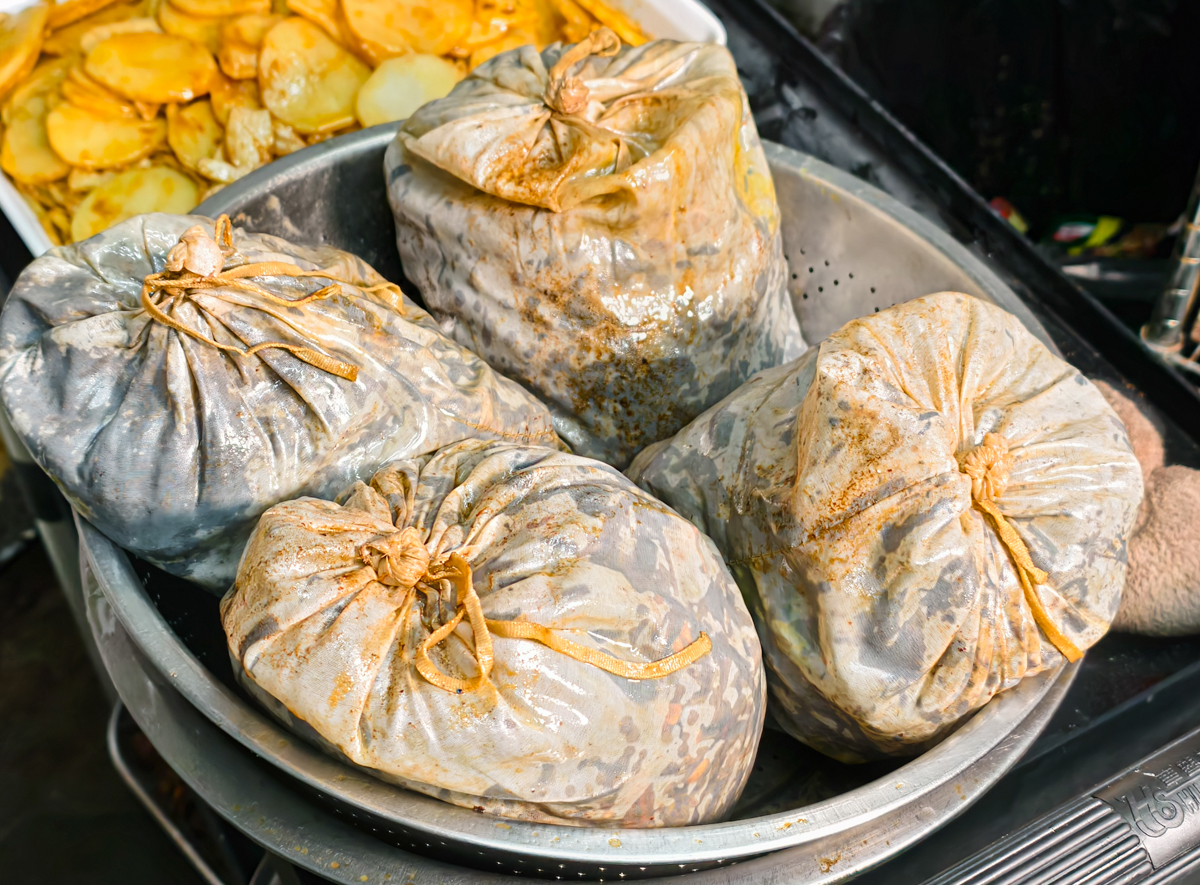 [高雄]享鹵現撈-開攤就排隊高雄麻辣冷滷味!天然辛香料滷製~大推鴨翅、虎皮鳳爪、菊花肉 @美食好芃友（芃芃）