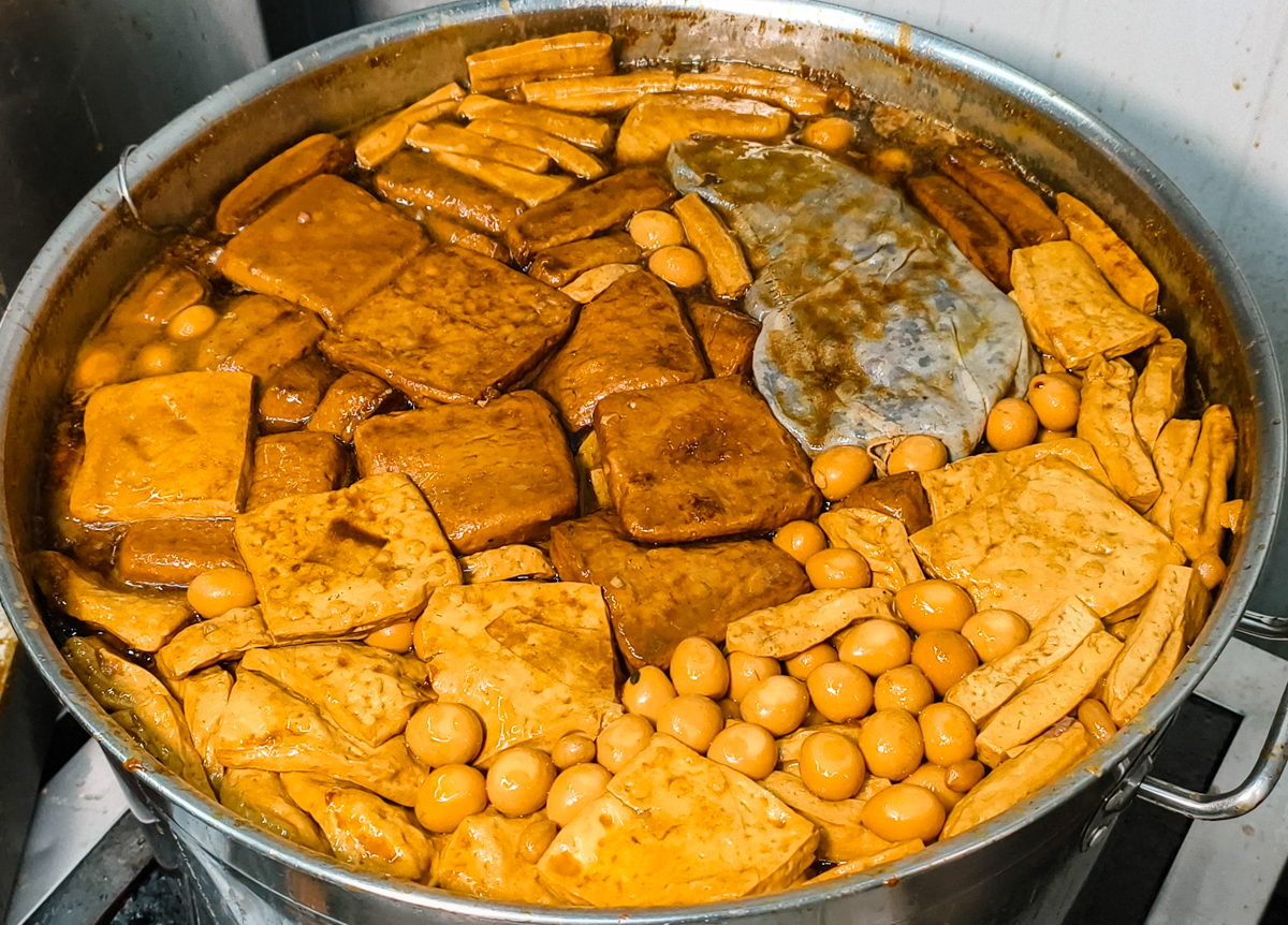 [高雄]享鹵現撈-開攤就排隊高雄麻辣冷滷味!天然辛香料滷製~大推鴨翅、虎皮鳳爪、菊花肉 @美食好芃友（芃芃）