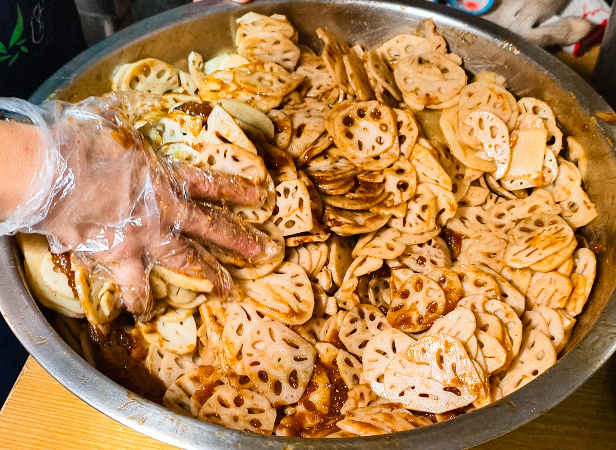 [高雄]享鹵現撈-開攤就排隊高雄麻辣冷滷味!天然辛香料滷製~大推鴨翅、虎皮鳳爪、菊花肉 @美食好芃友（芃芃）