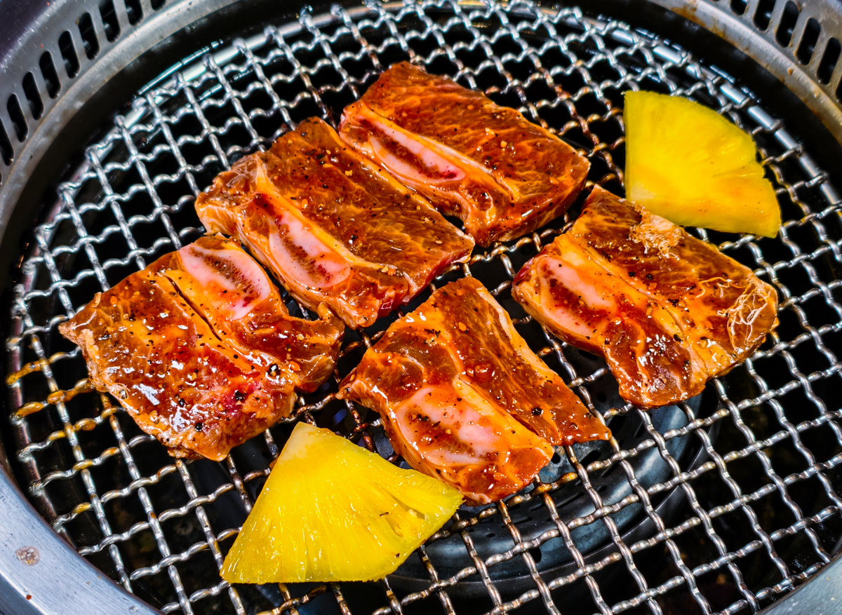 [高雄]Meat Cute-高流美食新地標!夢幻港灣海景燒肉餐廳!春囍 &times; 國秀小料理 &times; Bar TCRC 超強聯手 @美食好芃友（芃芃）