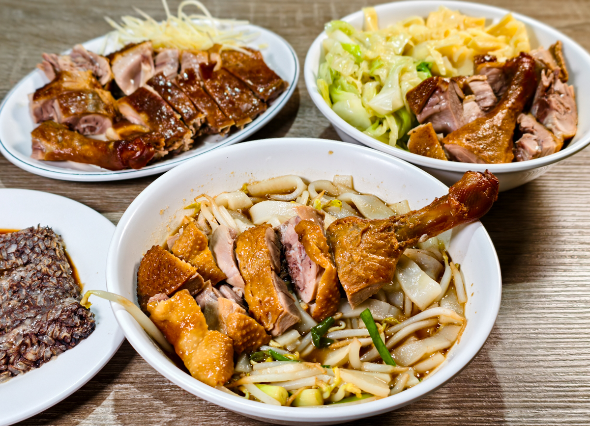 [高鐵左營站美食]星巴克博愛華夏門市-美式loft紅磚遇上中式屋簷的特色星巴克 @美食好芃友（芃芃）